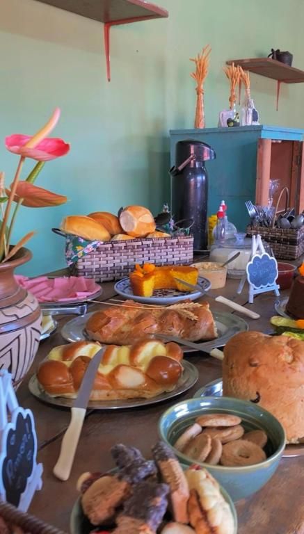 Pães caseiros, rosca trançada e biscoitos no café da manhã